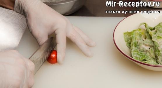 Салат цезарь с креветками Режем томаты черри пополам