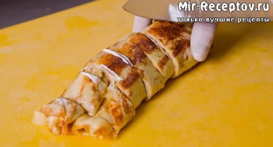 Нарезаем блины на кусочки