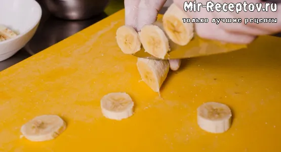 Режем бананы для начинки