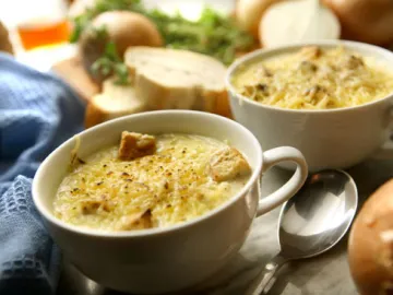 Королевский суп французской кухни в тарелке