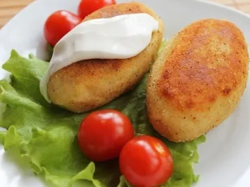 Мясные зразы с грибной начинкой на тарелке