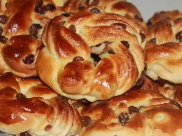 Булочки с изюмом