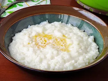 Рисовая каша на молоке с изюмом