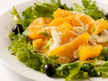 Рыбный салат с дольками апельсина