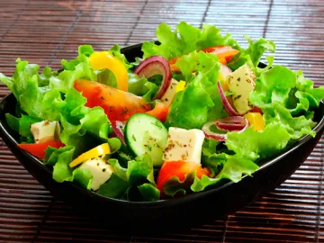 Овощной салат со свёклой, сельдереем и яйцами