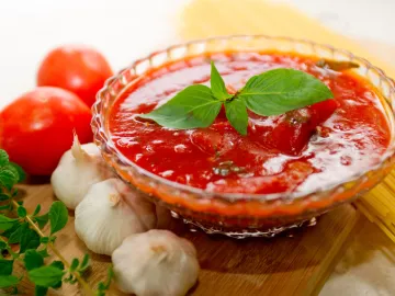 Красный томатный соус с луком и зеленью