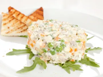 Салат Оливье с курицей