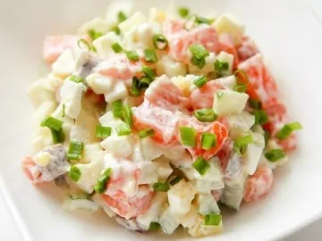 Рыбный салат с маринованным перцем и картофелем