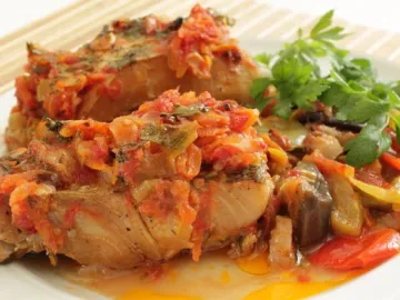 Судак с тушёными овощами