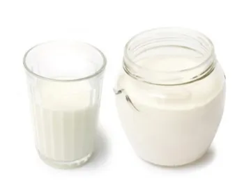 Овечье молоко в глиняной миске