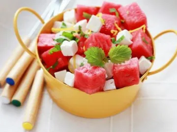 Праздничный салат из арбуза и дыни в креманке
