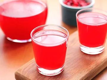 Морс в стакане и ягоды, из которых его варят