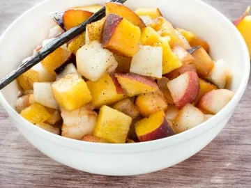Фруктовый салат из персиков и груш с лимоном