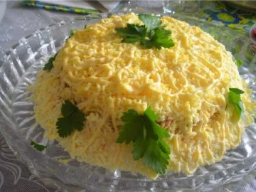 Салат из плавленого сыра с яйцами и чесноком