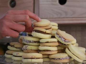 Печенья-сэндвичи с карамельной начинкой и кокосовой стружкой