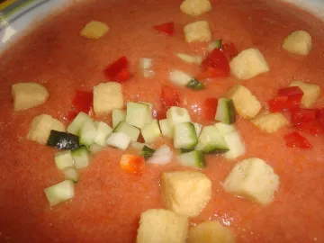 Холодный гаспачо с кубиками огурца, перца и сухариками