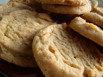 Арахисовое печенье с узором от вилки и кусочками орехов