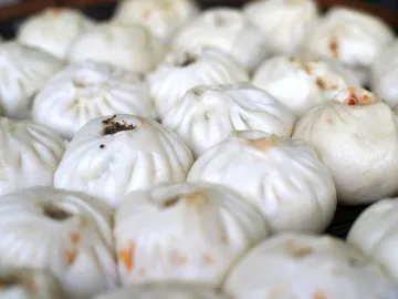 Паровые булочки баоцзы с мясной начинкой в пароварке