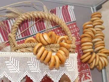 Румяные баранки в плетёной корзине и связки баранок на верёвке