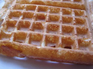 Золотистая бельгийская вафля с глубокими ячейками на тарелке