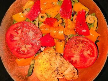 Куриная грудка с овощным салатом на тарелке