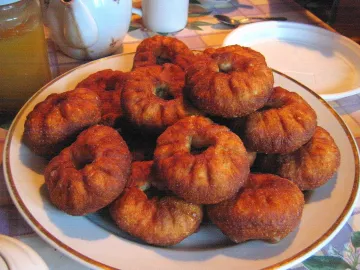 Горка румяных беляшей с мясом на тарелке