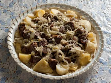 Казахский бешбармак с мясом, картофелем и луком на блюде