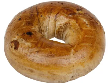 Румяный бейгл с корицей и изюмом на белом фоне