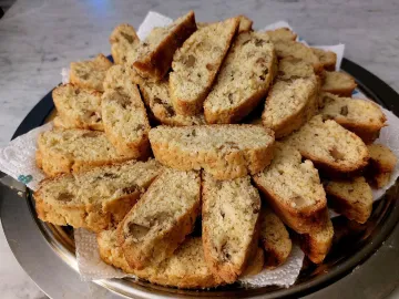 Нарезанные ломтиками бискотти с орехами на подносе