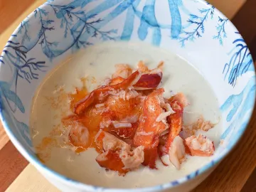 Сливочный чаудер с мясом лобстера в миске с морским рисунком