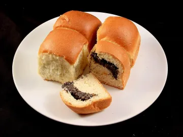 Чешские бухты с маковой начинкой в разрезе на тарелке