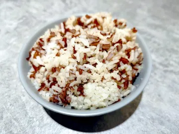 Миска варёного бурого и белого риса
