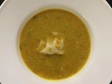 Суп-пюре из красной чечевицы с овощами в белой тарелке