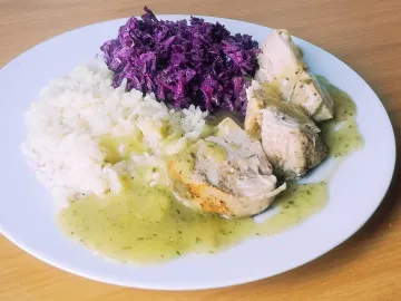 Отварная куриная грудка с рисом и салатом из красной капусты