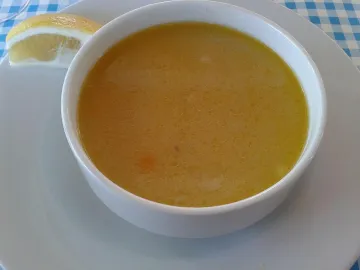 Лёгкий куриный суп с ломтиком лимона