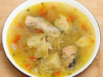 Капустный суп с рыбой, картофелем и морковью