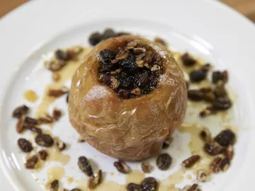 Запечённое яблоко с изюмом и орехами