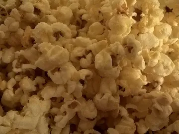 Крупный план белых хлопьев попкорна
