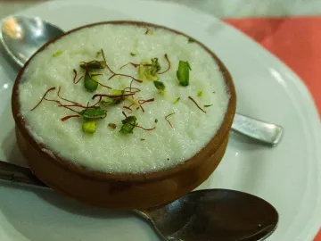 Фирни в глиняной миске с шафраном и фисташками