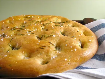 Фокачча с розмарином и крупной солью на полотенце