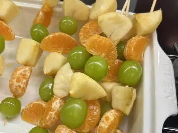 Шашлычки из яблока, мандарина и винограда на деревянных шпажках