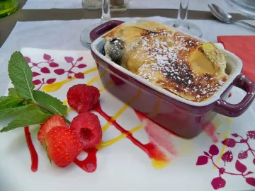 Фруктовый гратен в порционной форме с клубникой, малиной и мятой