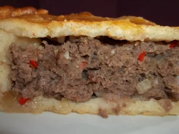 Разрез осетинского пирога фыдджин с мясной начинкой