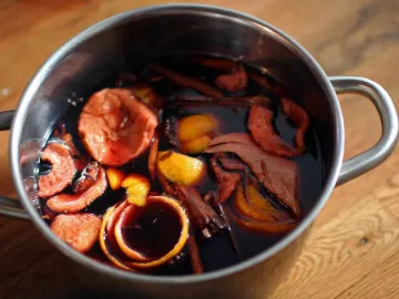 Кастрюля глёгга с сушёными яблоками, апельсиновой цедрой и корицей