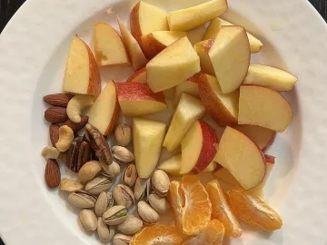 Тарелка с яблоком, мандарином и орехами