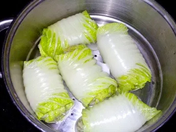 Пять голубцов из пекинской капусты в паровой кастрюле