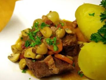 Говядина по-бургундски с шампиньонами, луком и отварным картофелем