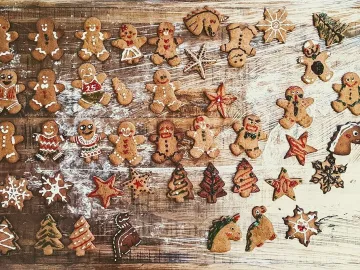 Новогоднее имбирное печенье с белой и цветной глазурью