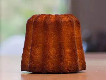 Рифлёное пирожное канеле с тёмной карамельной корочкой