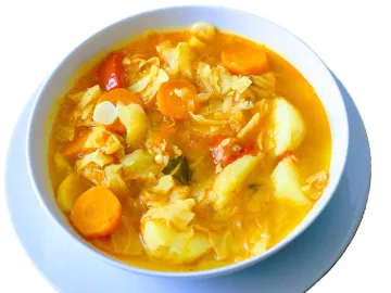 Овощной капустный суп с морковью, картофелем и лавровым листом в белой миске